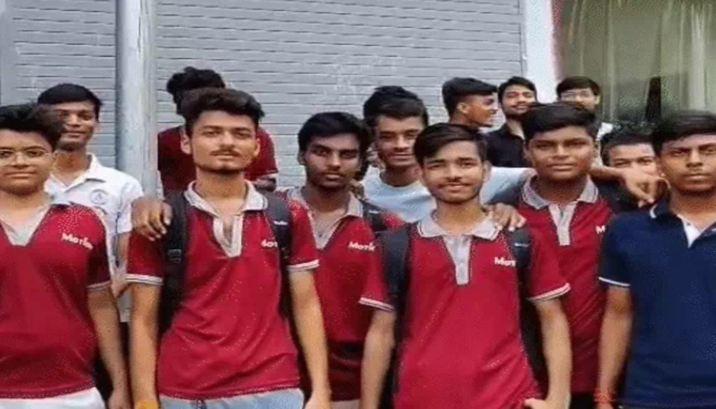 Students protesting outside Motion Coaching Institute in Patna