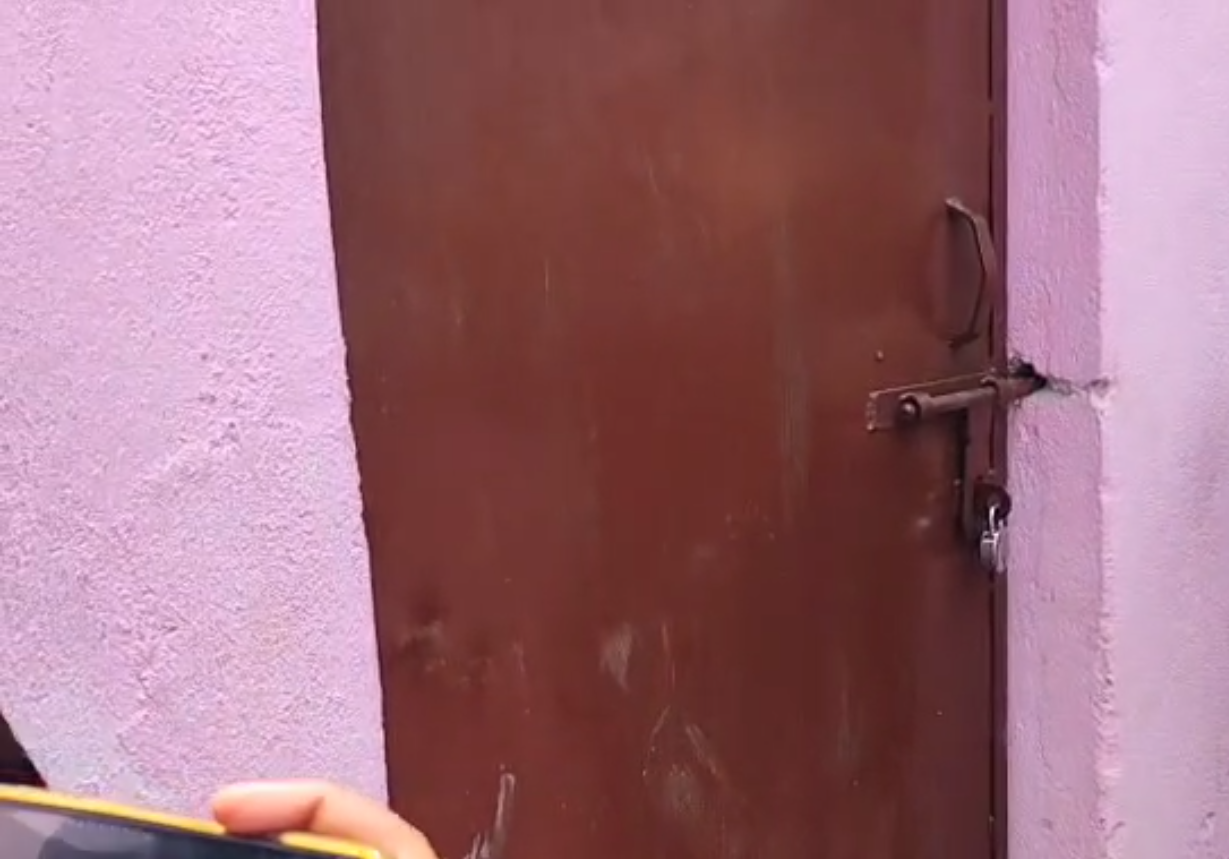 Crowds gather outside Amla Tola Kanya Vidyalaya in Patna after a 10-year-old schoolgirl set herself on fire, with heavy police deployment at the scene.