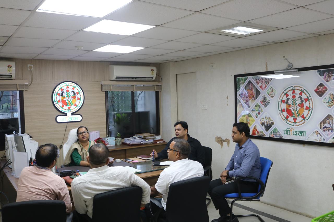 Officials and experts at a meeting in Patna discussing the convergence of MGNREGA and Jeevika Didi Haat for women’s rural entrepreneurship.