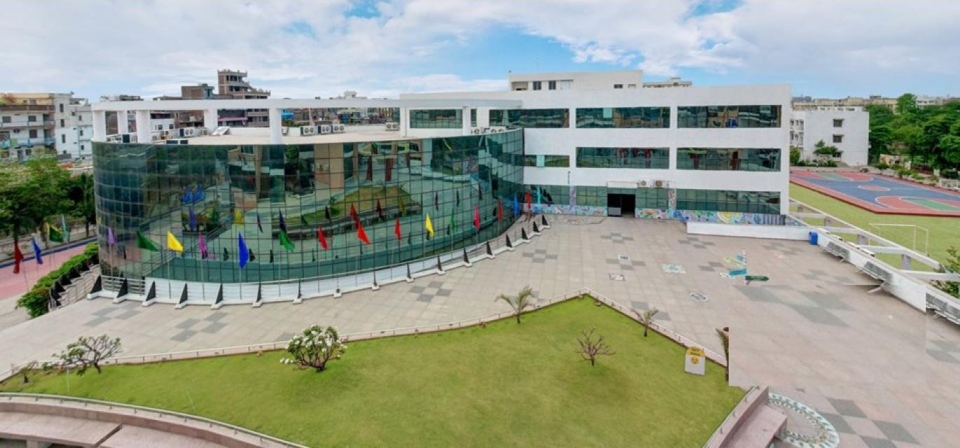 A Passport Seva Mobile Van parked at NIFT Patna, providing on-site passport services to staff and teachers.