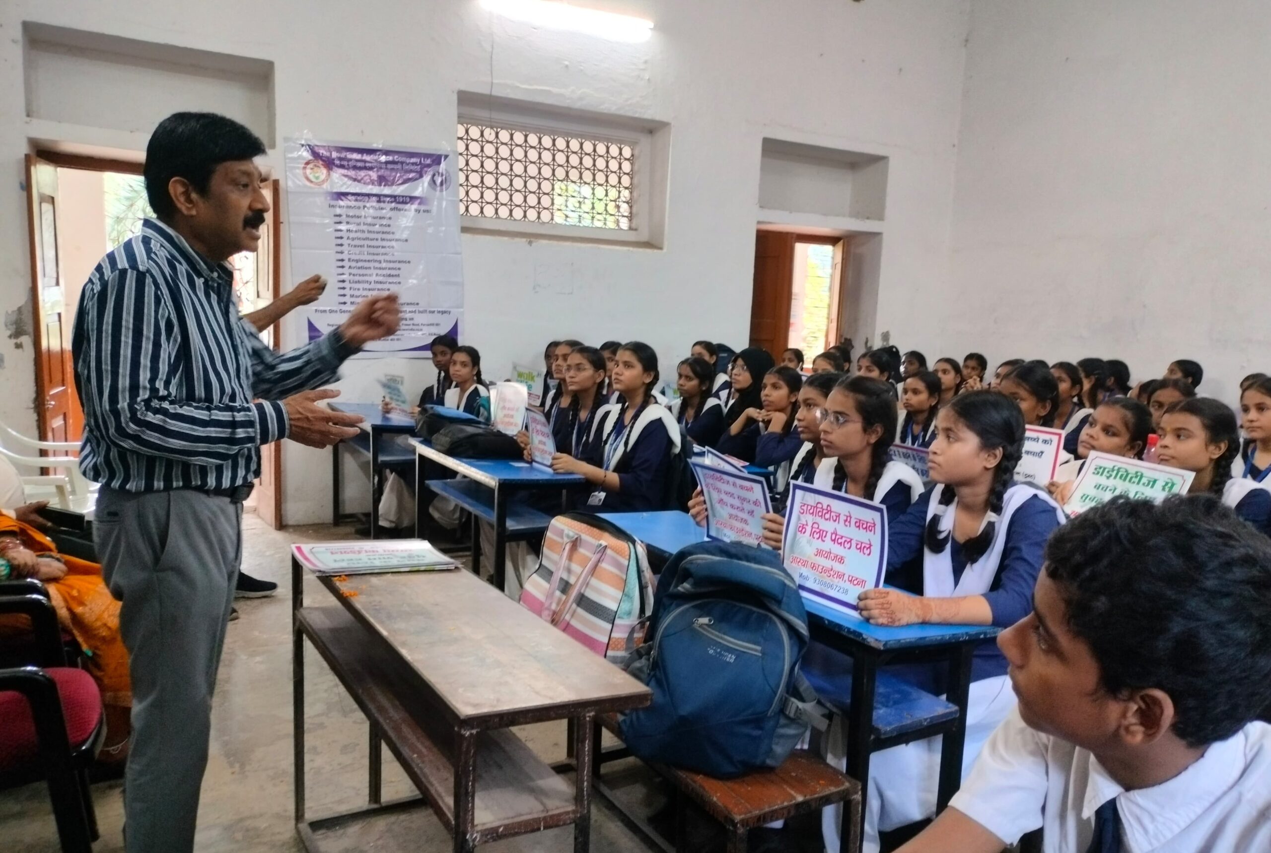 Dr Diwakar Tejaswi addressing students at Ram Mohan Roy Seminary School during the ‘Walk for Life’ programme organized by Aastha Foundation.