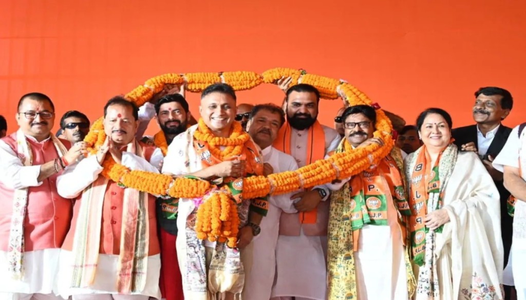 Former minister Nagmani and ex-IPS Anand Mishra at a BJP ceremony in Bihar, taking party membership and pledging lifelong commitment.