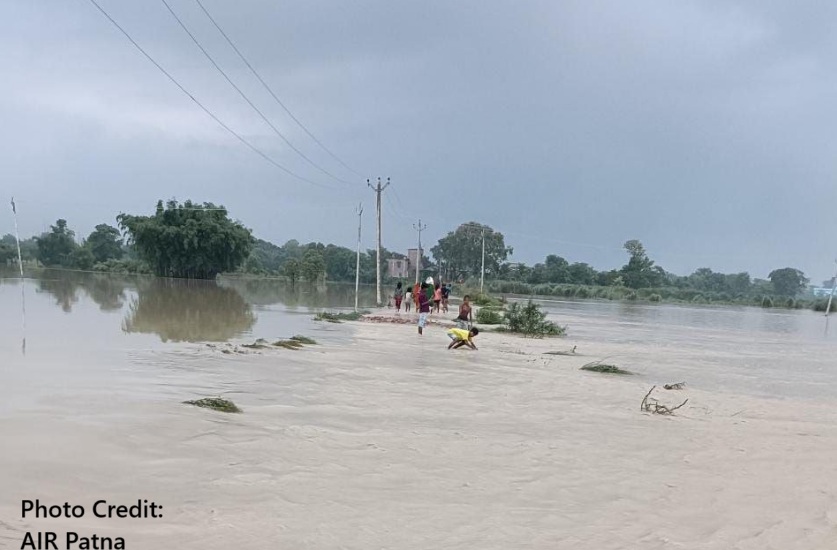 Due to the rise in the water level of Bhootahi Balan river in Madhubani district, water entered the Islampur-Kalipur and Ghoghardiha-Hatni roads, and traffic came to a halt.
