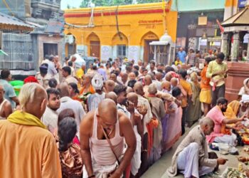 Pilgrims performing Pind Daan rituals at Sita Kund and Ram Gaya in Gaya during the ninth day of Pitru Paksha Mela, continuing the tradition started by Mata Sita for Raja Dashrath.