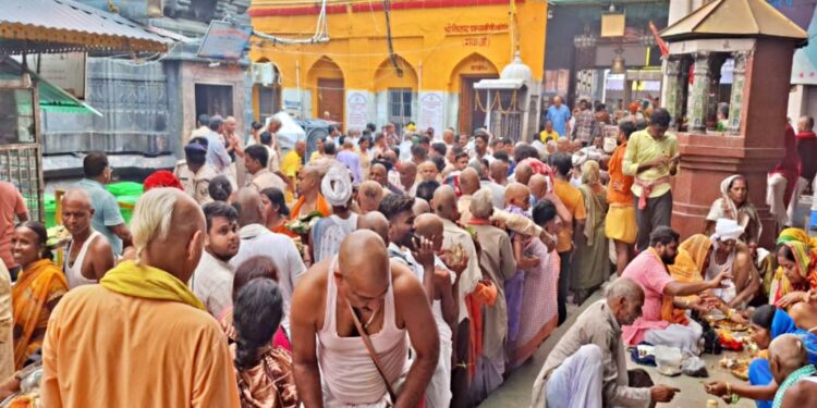 Pilgrims performing Pind Daan rituals at Sita Kund and Ram Gaya in Gaya during the ninth day of Pitru Paksha Mela, continuing the tradition started by Mata Sita for Raja Dashrath.