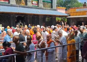 Pitru Paksha Mela 2025: Devotees Take Holy Dip in Phalgu River, Offer Milk to Ancestors on 13th Day