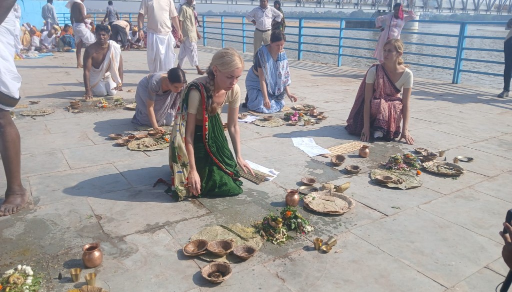 Pitru Paksha Mela 2025: Devotees Take Holy Dip in Phalgu River, Offer Milk to Ancestors on 13th Day
