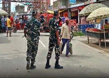 Nepali citizens crossing the India–Nepal border and shopping in crowded Sitamarhi markets after movement resumed.