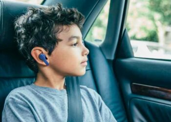 Doctors Warn Earphones are Weakening Ear Bones and Nerves, Affecting More Young People