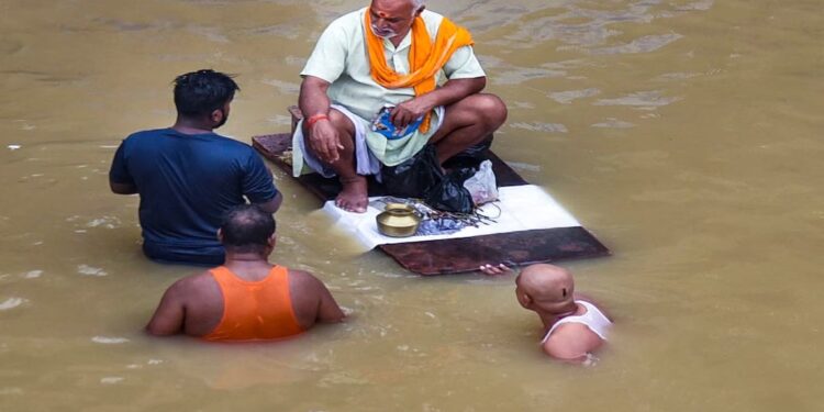Rising Ganga Submerges Pathway in Patna, SDRF Put on Alert
