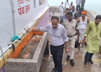 Gaya DM Climbs 676 Stairs of Pretshila to Review Arrangements at Pitru Paksha Mela