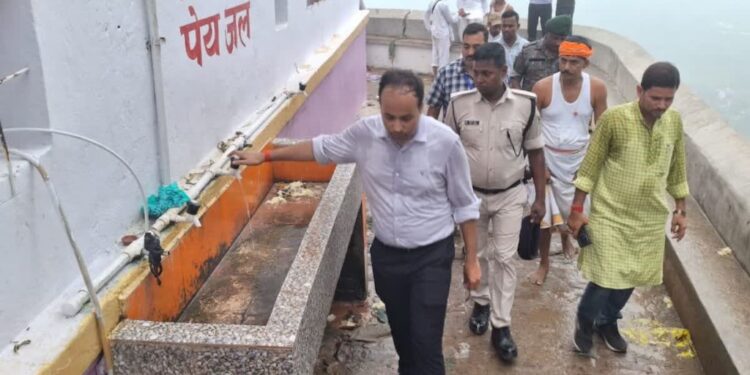 Gaya DM Climbs 676 Stairs of Pretshila to Review Arrangements at Pitru Paksha Mela