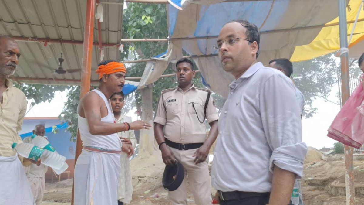 Gaya DM Climbs 676 Stairs of Pretshila to Review Arrangements at Pitru Paksha Mela