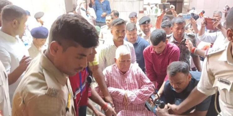 Lalu Yadav Performs Pind Daan With Family at Vishnupad Temple Amid Pitru Paksha Mela