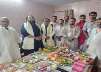 Mukesh Ambani Performs Pind Daan at Gaya’s Vishnupad Temple with Son Anant