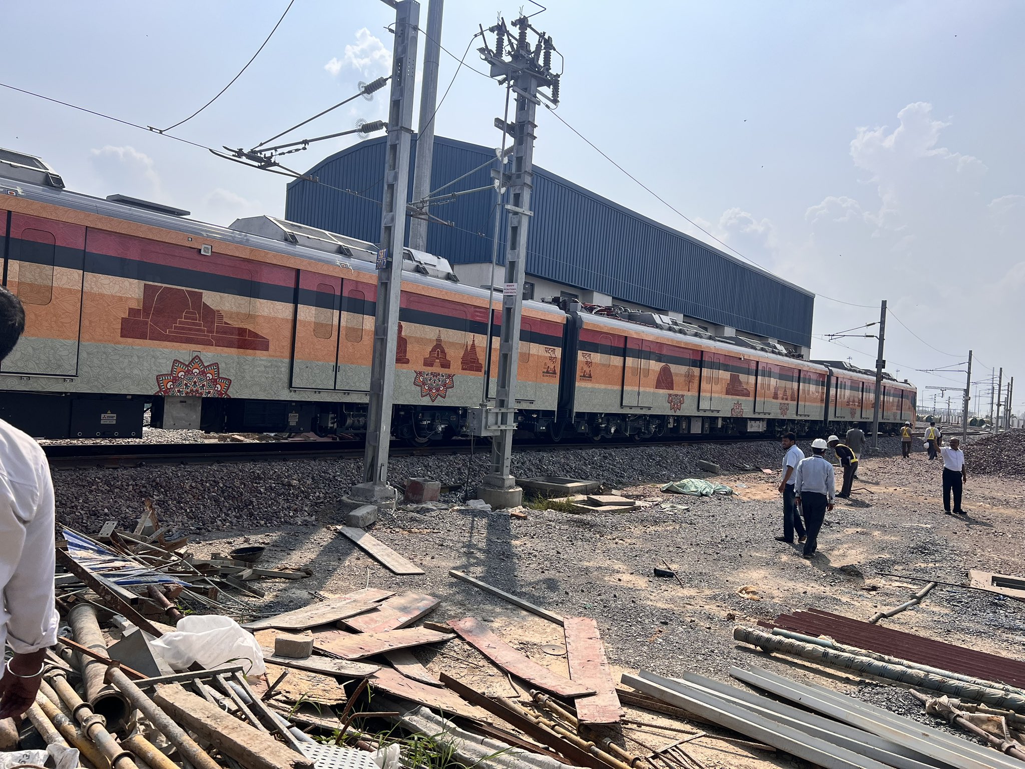 Crowds Gather as Patna Metro Runs on City Tracks for the First Time