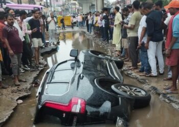 Car Plunges Into Pothole in Patna’s New Market, Two Passengers Rescued Safely