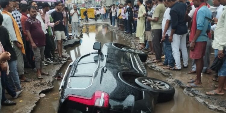 Car Plunges Into Pothole in Patna’s New Market, Two Passengers Rescued Safely