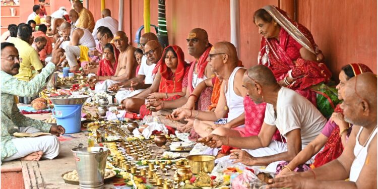 Millions Gather in Gayaji for Last Day of Pitru Paksha, Perform Sacred Pind Daan at Akshayavat