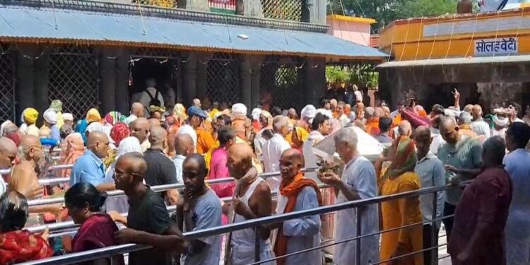 Pitru Paksha: At Vishnupad’s 16 Altars, Pilgrims Honour Ancestors With Sacred Pind Daan Today