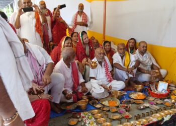 From Crows to Mango Trees: Pilgrims Invoke Salvation on Fifth Day of Pitru Paksha