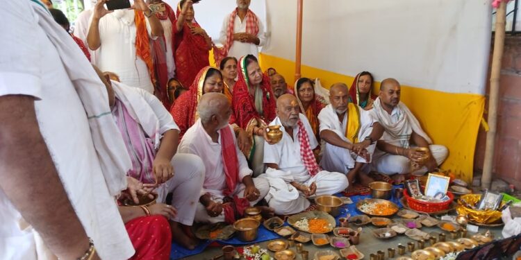 From Crows to Mango Trees: Pilgrims Invoke Salvation on Fifth Day of Pitru Paksha