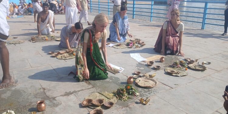 On Sixth Day of Pitru Paksha, Pilgrims Recall Bhishma Pitamah’s Pind Daan at Vishnupad Temple