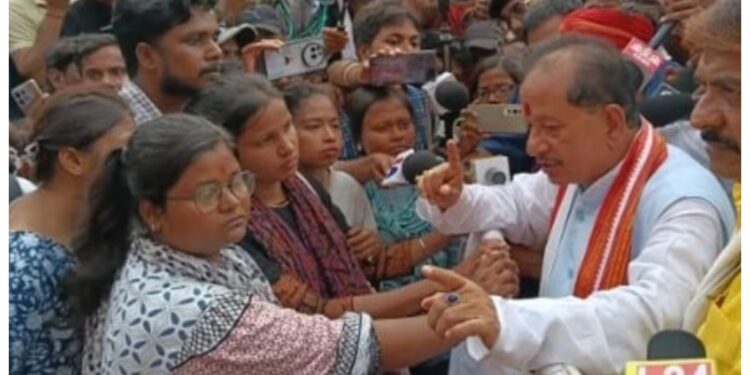 Thousands of Dismissed Contract Workers Protest Outside BJP Office in Patna