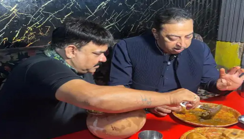 Bollywood actor Vindu Dara Singh speaking in Patna during a college convocation, criticising Rahul Gandhi and Tejashwi Yadav’s voter adhikar yatra.