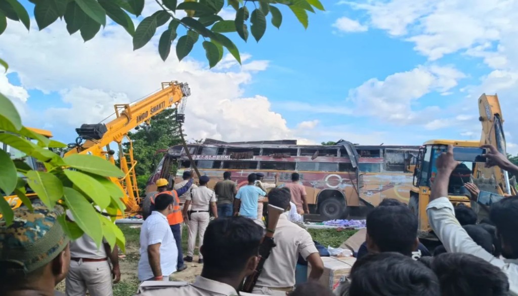 Bus Overturns in Motihari, 20 Passengers Injured Including Two Pregnant Women