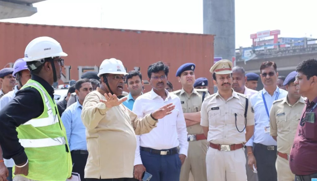 Patna District Magistrate Dr. Thiyagarajan SM inspects Patna Metro’s priority corridor with officials, reviewing stations, parking and passenger facilities.