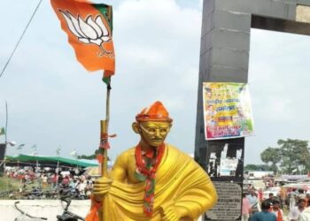 Gandhi Statue in Muzaffarpur Draped with BJP Cap and Lotus Flag, RJD Workers Perform Purification with “Gangajal”