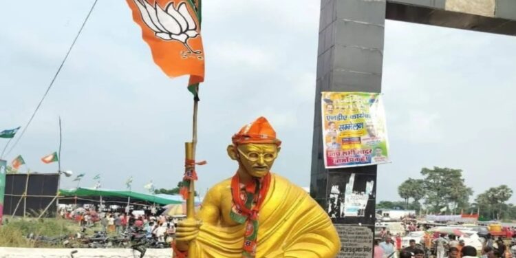 Gandhi Statue in Muzaffarpur Draped with BJP Cap and Lotus Flag, RJD Workers Perform Purification with “Gangajal”