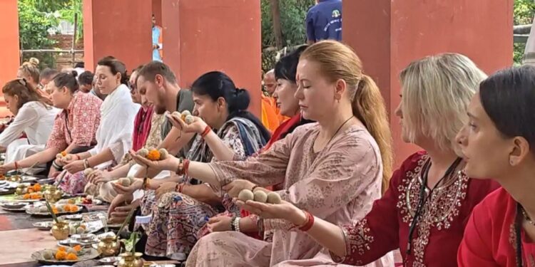 Foreign Pilgrims from Russia and Ukraine Perform Ancestral Rites Together in Gaya Amid Ongoing War