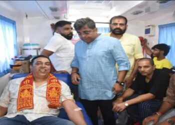 Bollywood actor Vindu Dara Singh donating blood at a Seva Pakhwada camp in Patna.