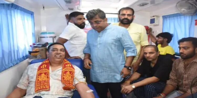 Bollywood actor Vindu Dara Singh donating blood at a Seva Pakhwada camp in Patna.