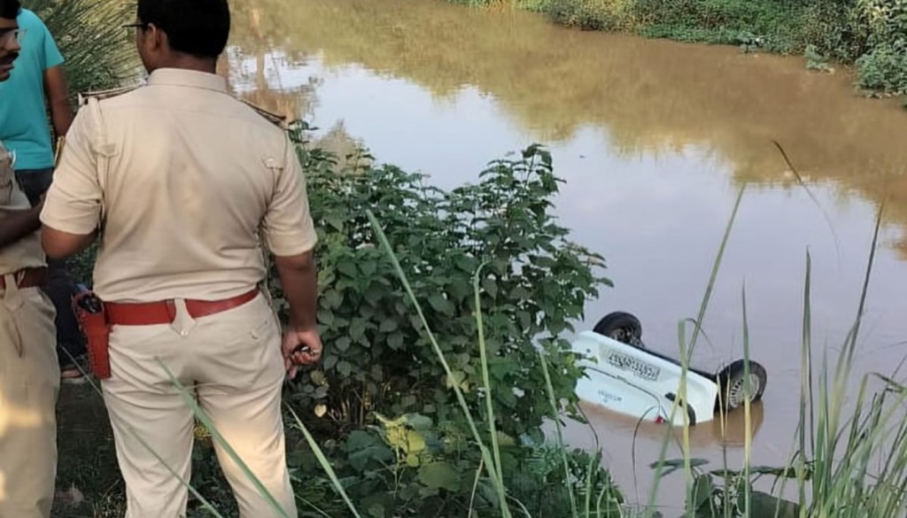 Car being pulled out of Son canal in Patna after accident caused by steering failure, with locals and police present at the site.