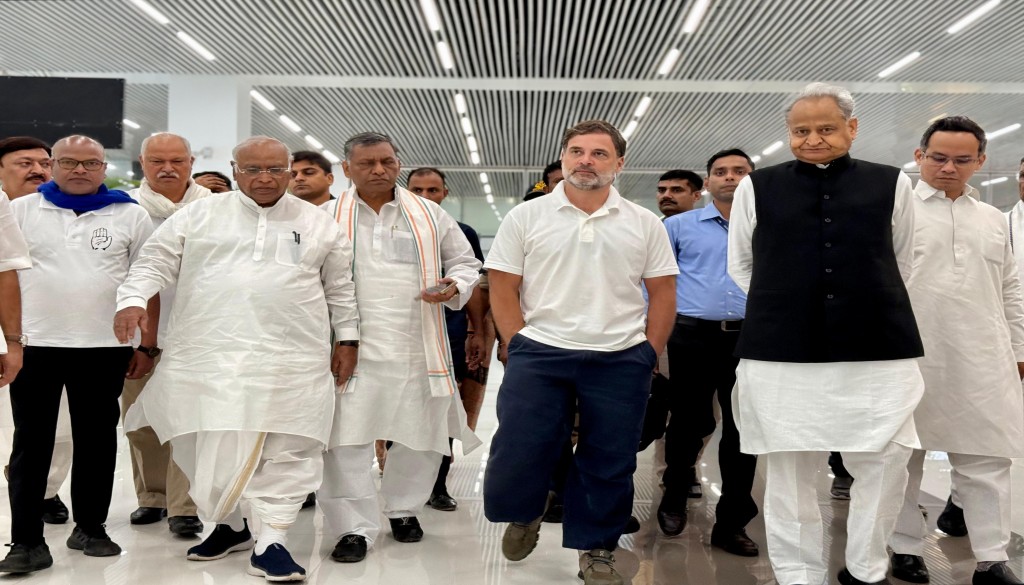 Rahul Gandhi Coming out from Patna Airport with the Other Party Leaders, heading to Gandhi Maidan