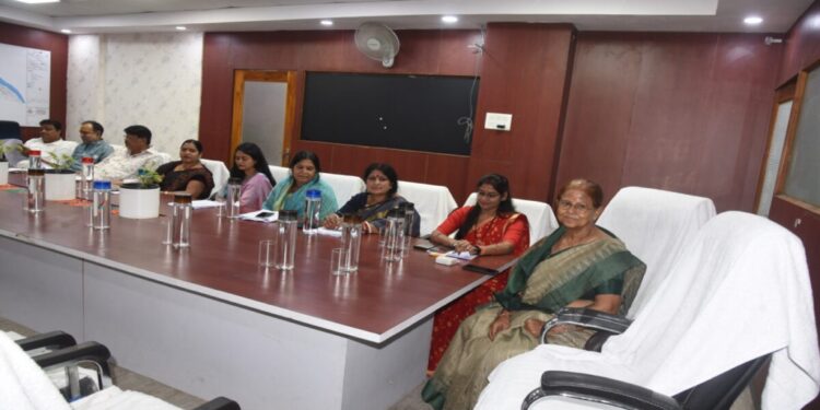 Patna’s mayor and councillors were left waiting for hours after municipal officials again failed to attend a key meeting, delaying more than 200 projects.
