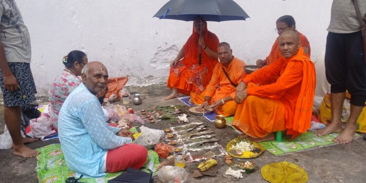 Pilgrims Offer Ancestral Rites at Bhim Gaya, Go Prachar and Gada Lol on 12th Day of Pitru Paksha