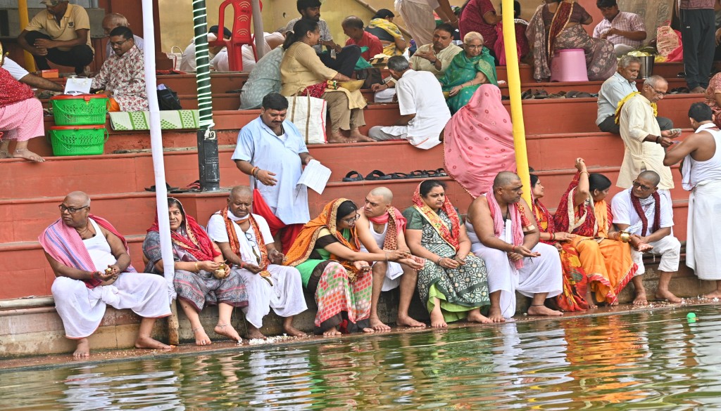 Pilgrims Flock to Gayaji on 14th Day of Pitru Paksha Mela, Performing Cow Donations and Prayers for Ancestors’ Salvation