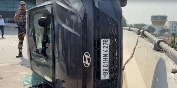 Car Overturns at Patna Airport After Hitting Divider; Two Brothers Rescued by CISF While on Way to Pick Up Family