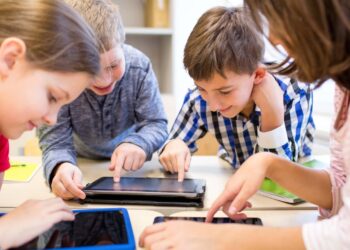 Bihar’s Children Trapped in the Digital Web: IAMAI Report Warns of Rising Screen Addiction Among Young Students