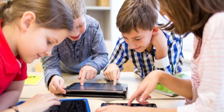 Bihar’s Children Trapped in the Digital Web: IAMAI Report Warns of Rising Screen Addiction Among Young Students