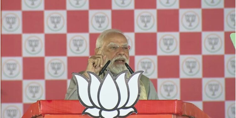 PM Modi Arrives in Bihar, Set to Electrify Muzaffarpur and Chhapra Rallies as NDA Boosts Election Campaign