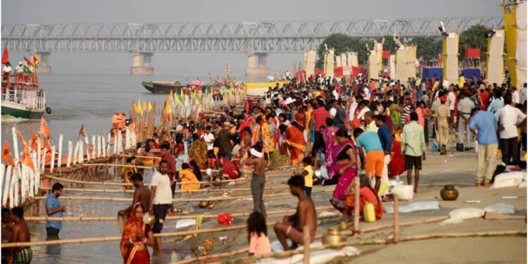 Patna’s Ganga Ghats Overflow with Devotion as Echoes of “Hamahu Arghiya Dihab He Chhathi Maiya” Fill the Air