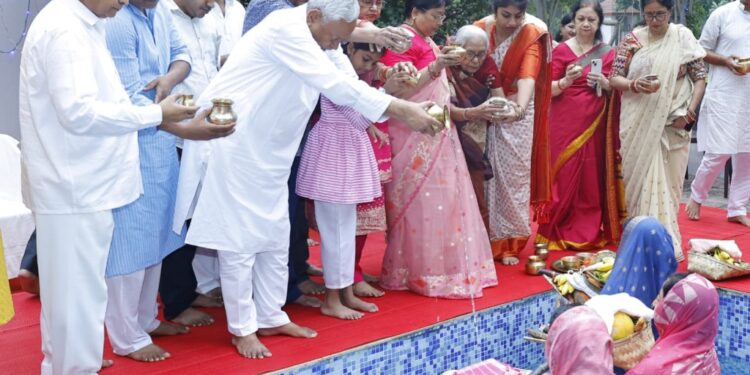 Chhath Puja 2025: CM Nitish Kumar Offers Arghya to Setting Sun at his Residence, Skips Ganga Ghat Visit Amid Elections