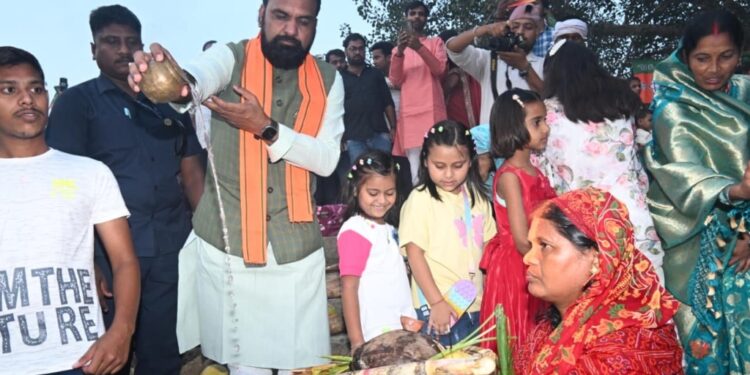 Deputy Chief Minister Samrat Choudhary Celebrates Chhath with Family in Munger, Offers Prayers to the Sun