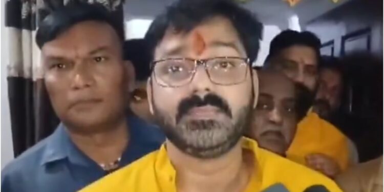 Bhojpuri Star Pawan Singh Celebrates Chhath in Native Village, Thrills Fans with Songs and Rituals