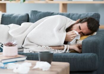 Why Colds and Allergies Spike as Winter Begins: Doctors Explain the Real Reasons